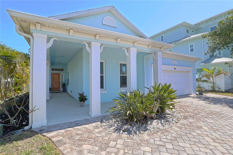 Attached, Exterior, Facade, American Craftsman