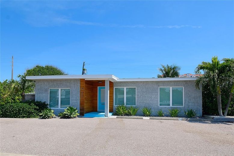 Exterior, Facade, Ranch