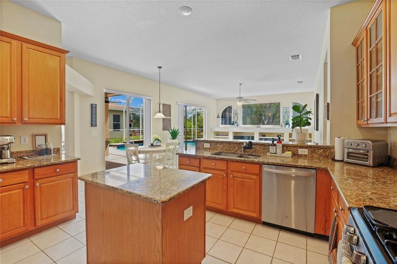 Dining room, Interior, Kitchen, Pendant Lights, Recessed Lighting, Stainless Steel Appliances