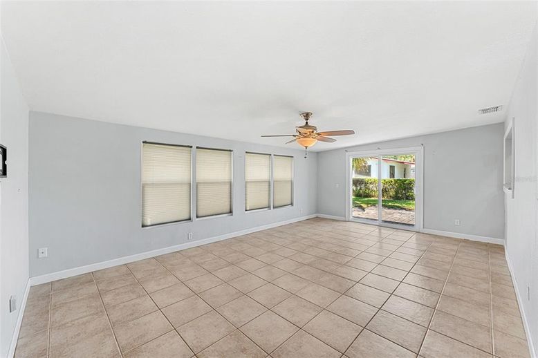 Empty room, Interior