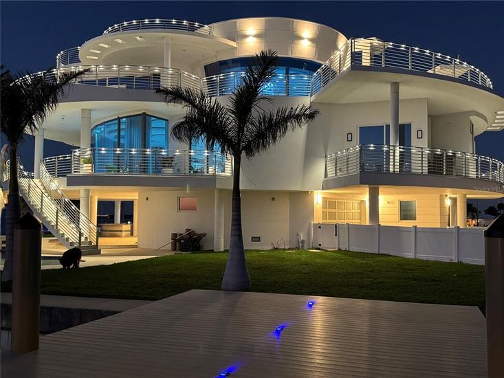 Backyard, Exterior, Facade, Modern