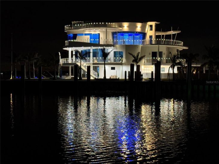 Exterior, Facade, Lake, Modern