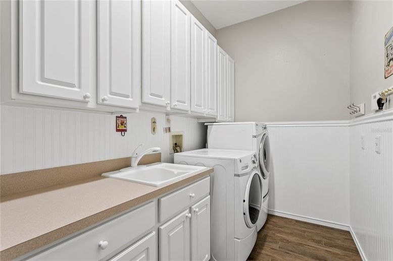 Interior, Washer, Wood Texture Flooring