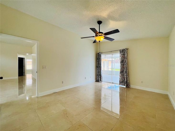 Empty room, Interior