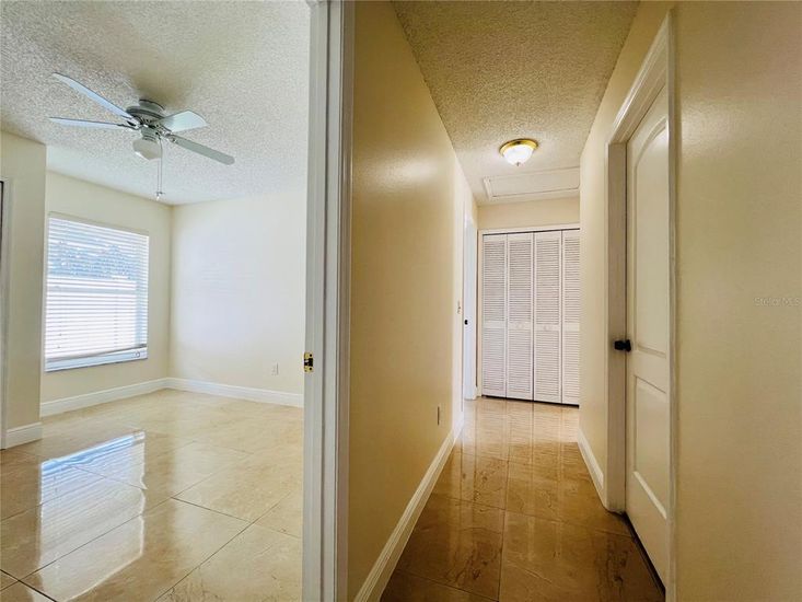 Empty room, Interior