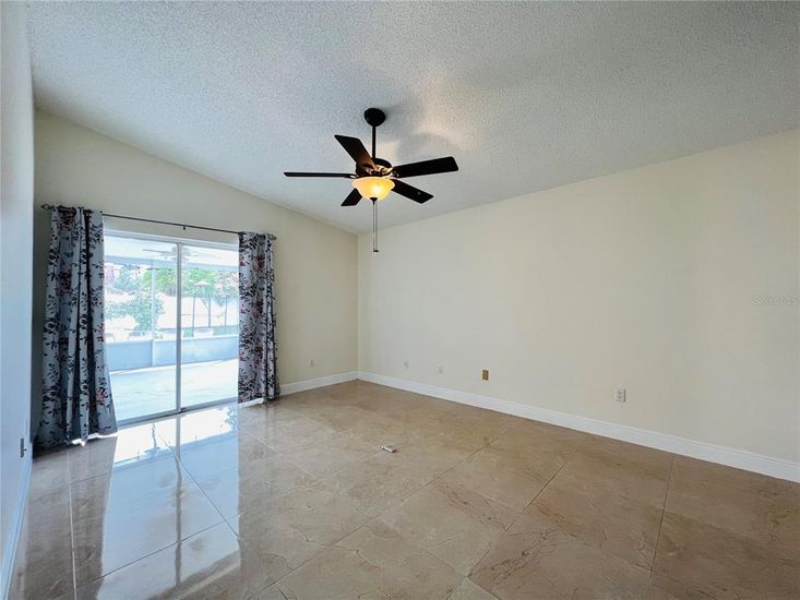 Empty room, Interior