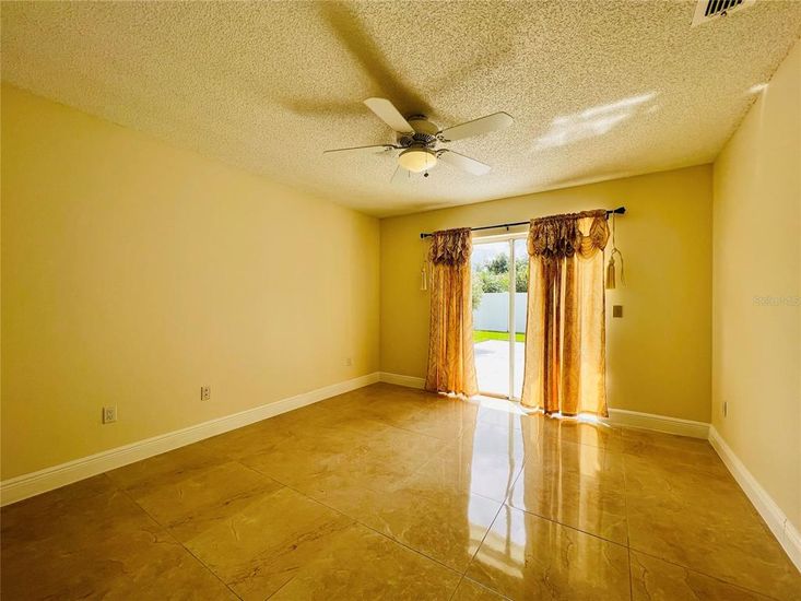Empty room, Interior