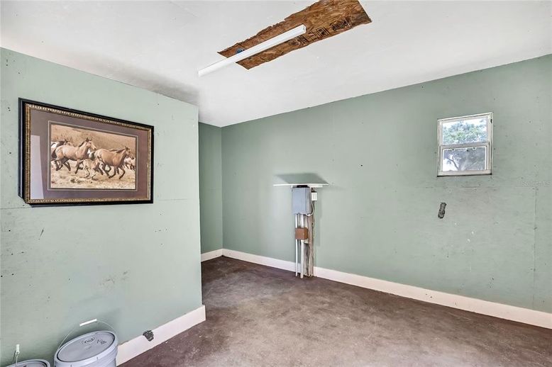 Empty room, Interior