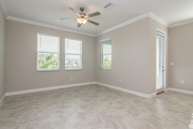 Empty room, Interior