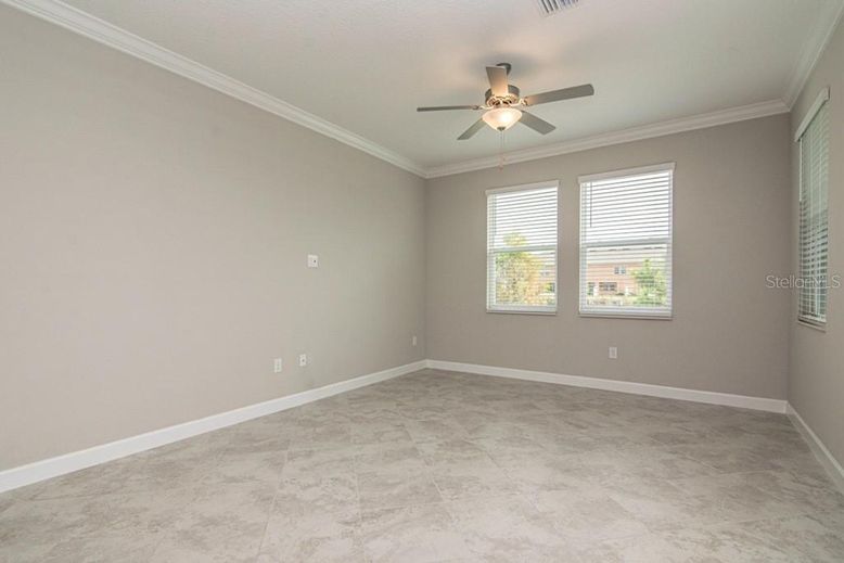 Empty room, Interior