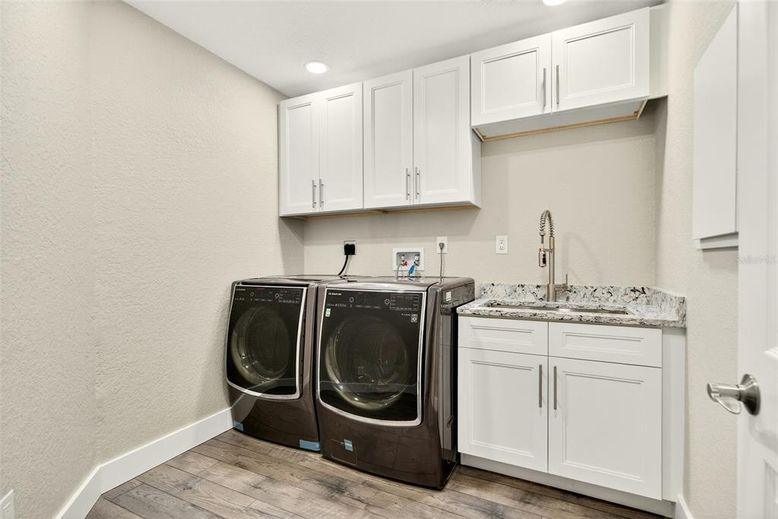 Interior, Recessed Lighting, Washer, Wood Texture Flooring