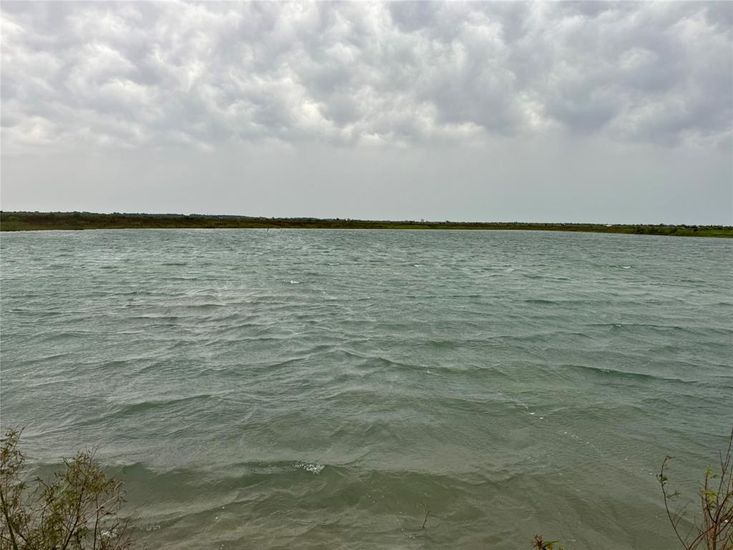 Exterior, Lake