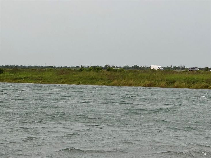 Exterior, Lake