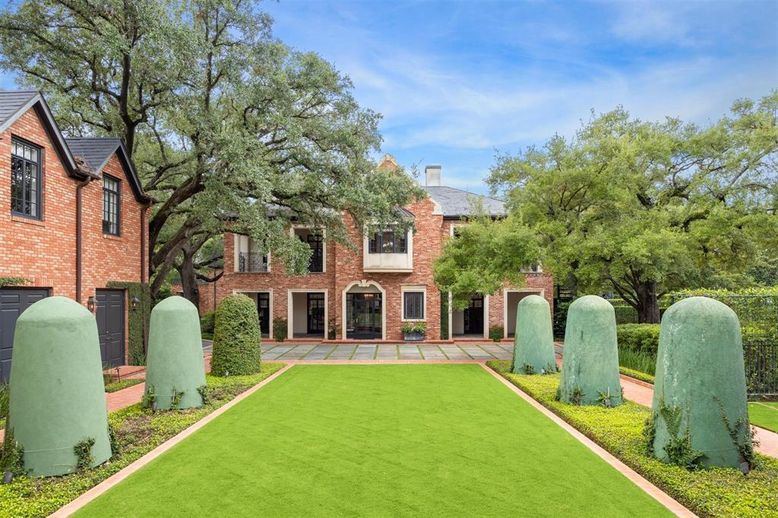 Backyard, Exterior, Facade, Brick Facade, French Provincial