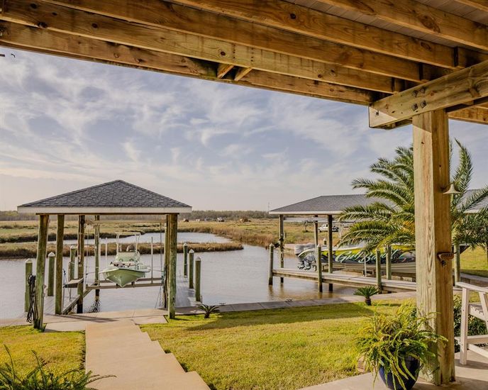 Exterior, Lake