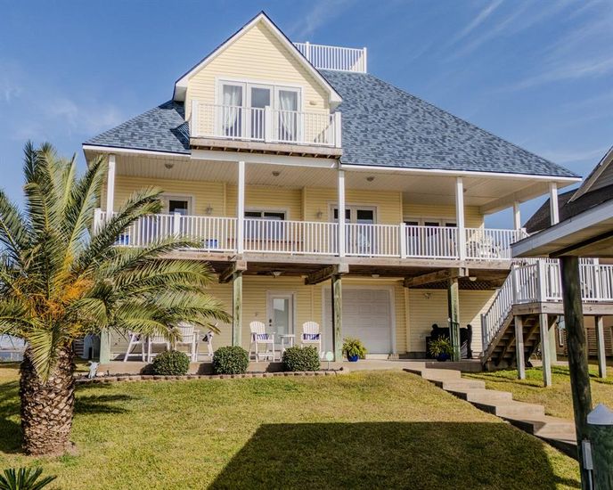 Attached, Exterior, Facade, Farmhouse