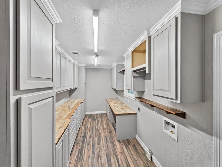 Interior, Walk-in Closets, Wood Texture Flooring