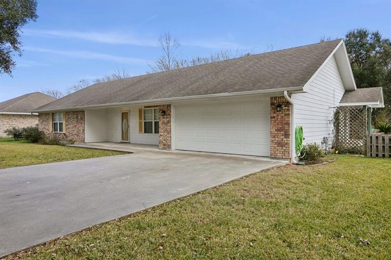 Attached, Exterior, Facade, Brick Facade, Ranch