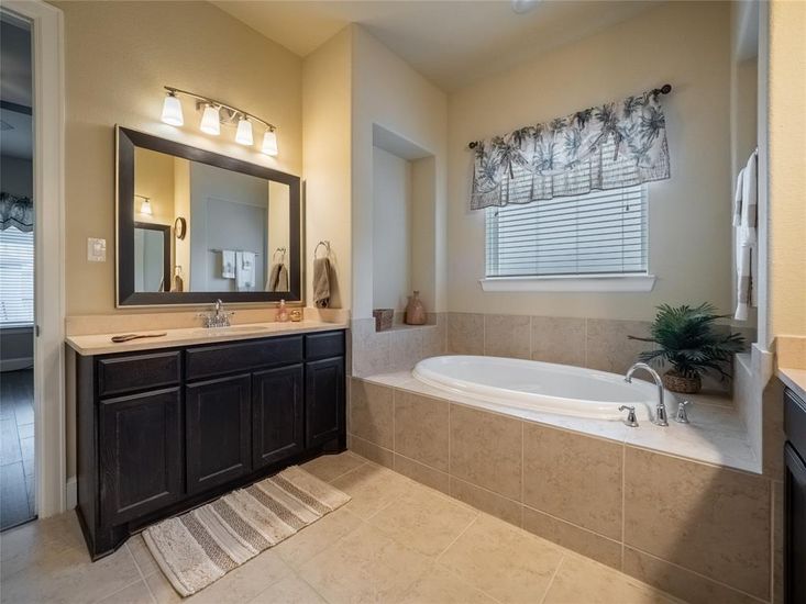 Bathroom, Dual Sink Vanities, Interior