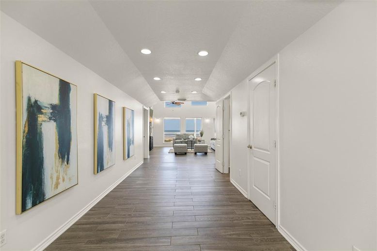 Interior, Recessed Lighting, Wood Texture Flooring