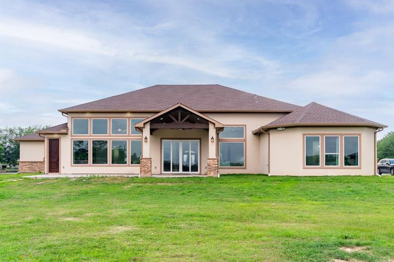 Backyard, Exterior, Facade, Ranch