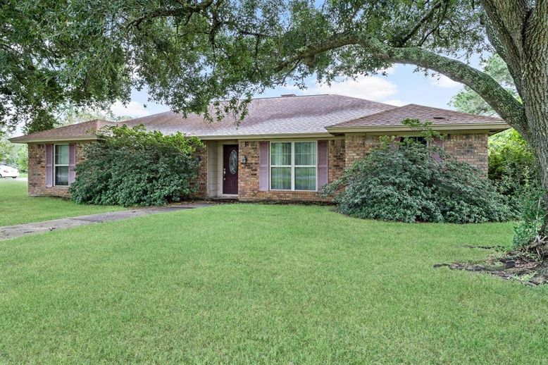 Exterior, Facade, Brick Facade, Ranch