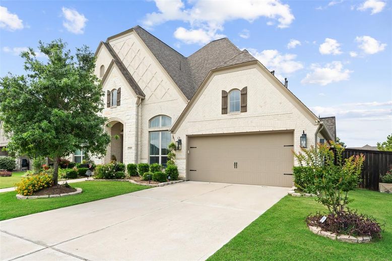 Attached, Exterior, Facade, Brick Traditional