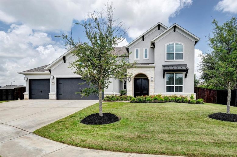 Attached, Exterior, Facade, Farmhouse