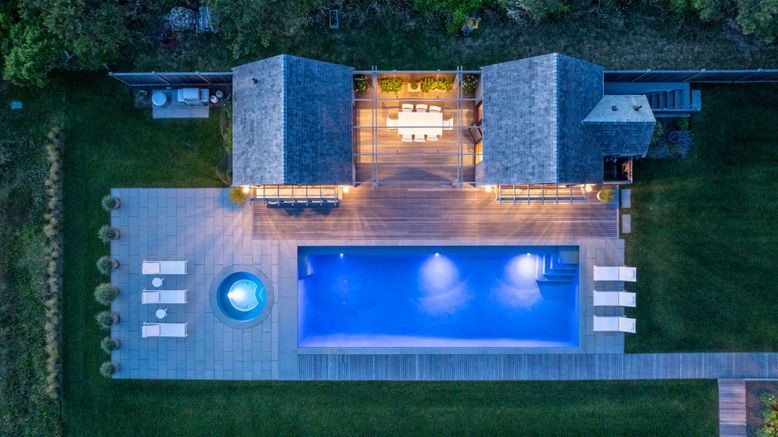 Exterior, Facade, Pool, Modern