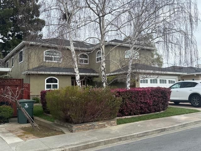 Attached, Exterior, Facade, Mediterranean