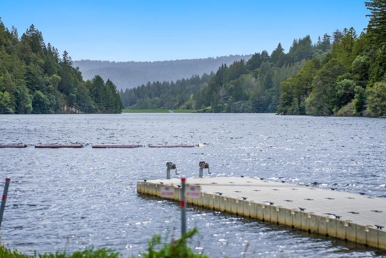 Exterior, Lake