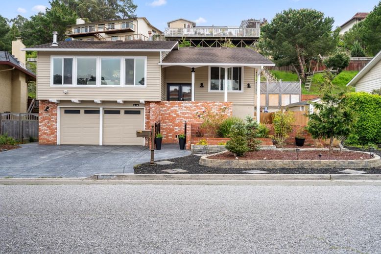 Attached, Exterior, Facade, Brick Facade, Split Level