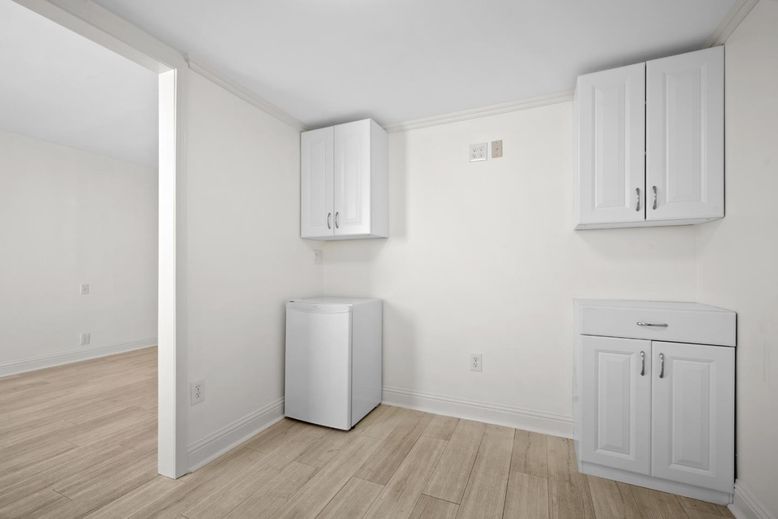 Interior, Washer, Wood Texture Flooring
