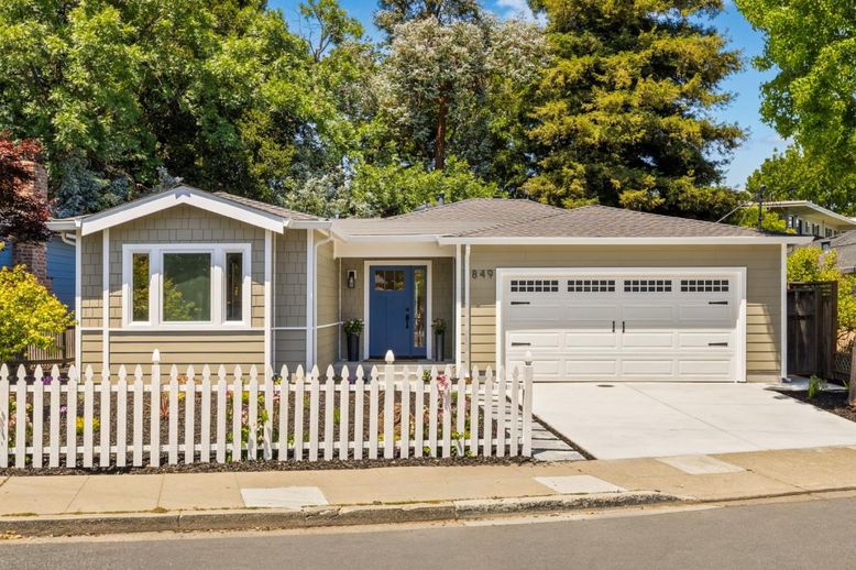 Attached, Exterior, Facade, Ranch
