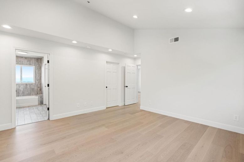 Empty room, Interior, Recessed Lighting, Wood Texture Flooring