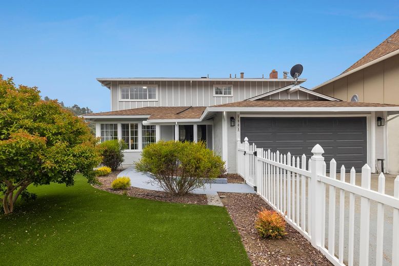Attached, Exterior, Facade, American Craftsman