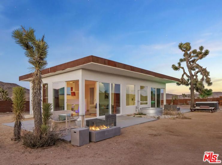 Backyard, Exterior, Facade, Modern