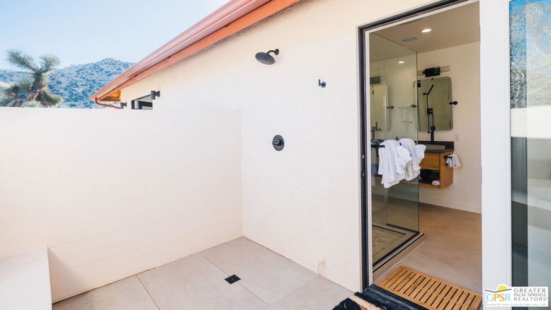 Bathroom, Exterior, Glass Shower