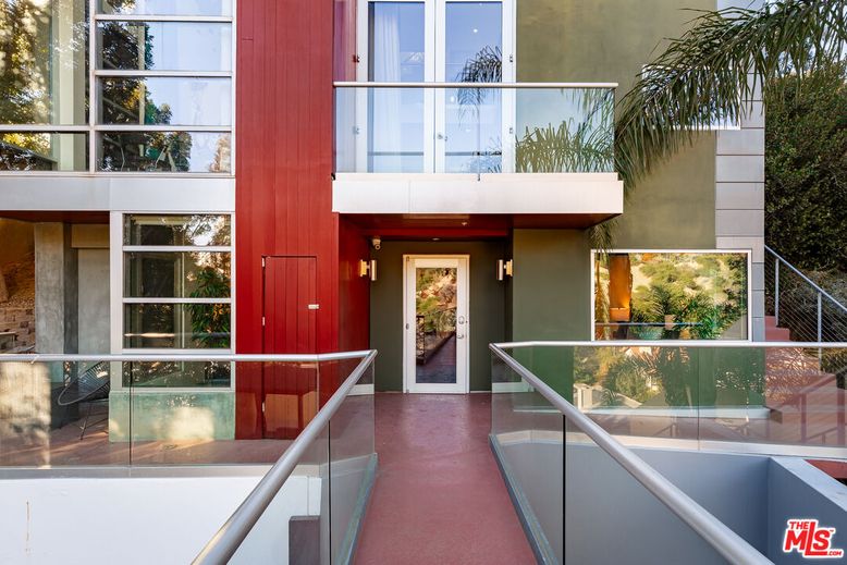 Exterior, Facade, Modern