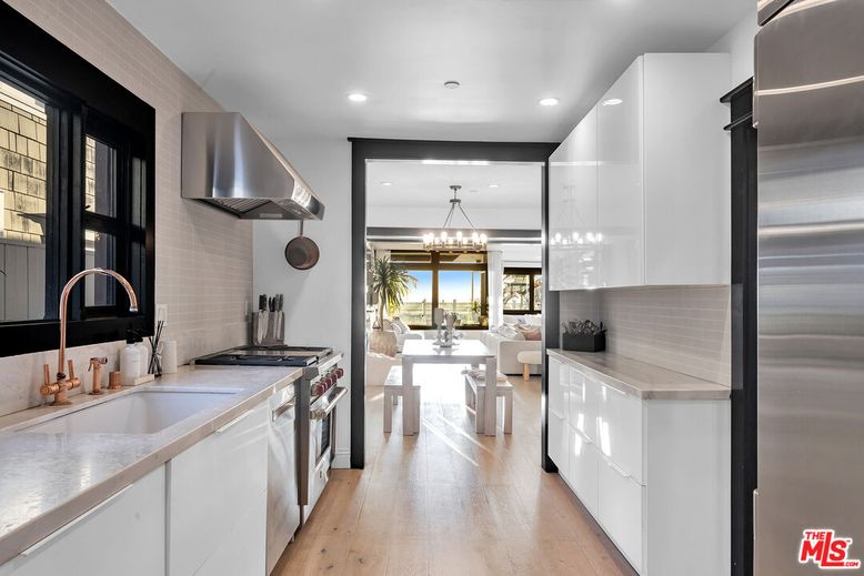 Chandelier, Dining room, Interior, Kitchen, Pendant Lights, Recessed Lighting, Stainless Steel Appliances, Wood Texture Flooring