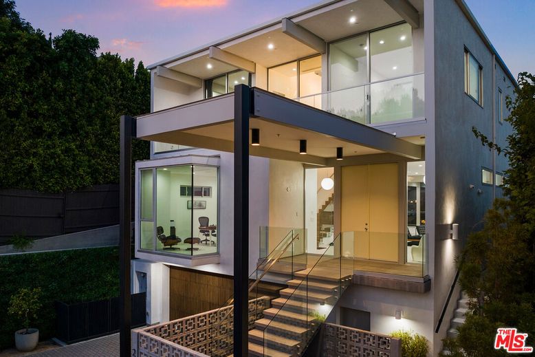 Exterior, Facade, Modern
