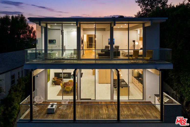 Exterior, Facade, Modern