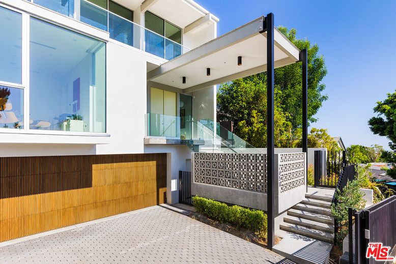 Exterior, Facade, Modern