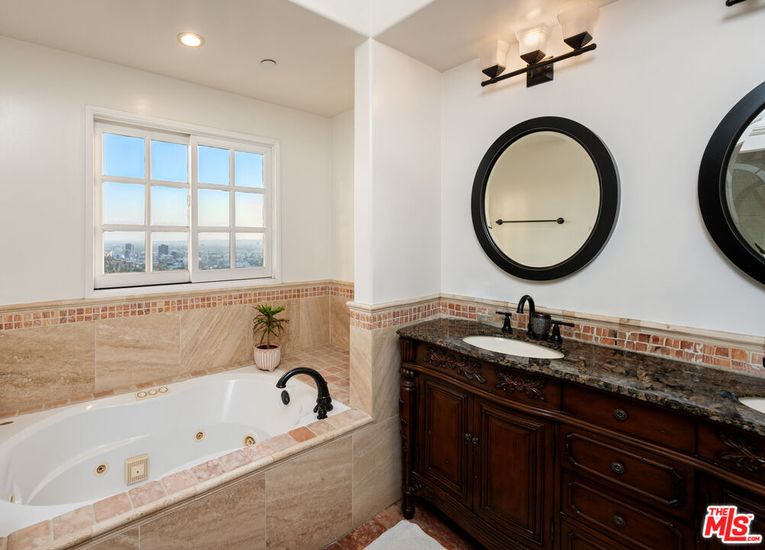 Bathroom, Interior, Recessed Lighting