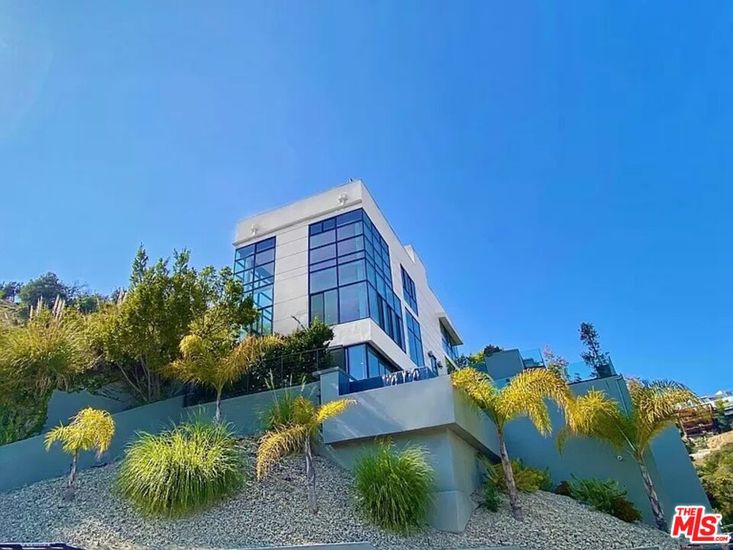 Exterior, Facade, Modern