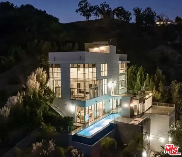 Exterior, Facade, Pool, Modern