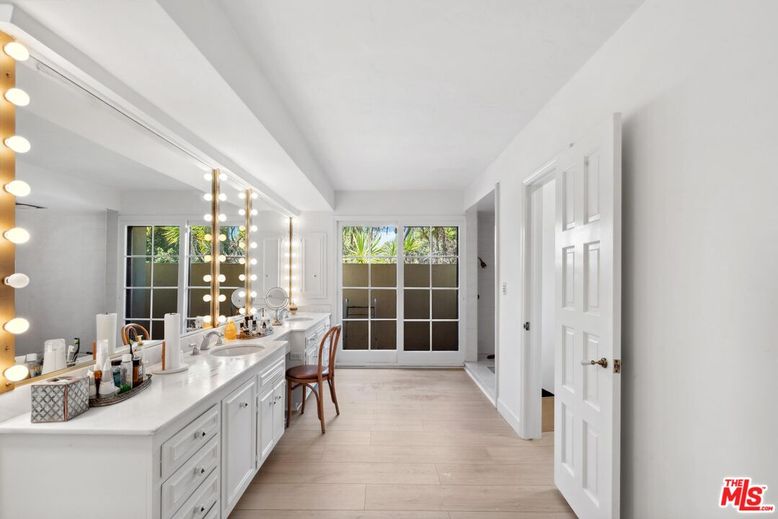 Interior, Pendant Lights, Wood Texture Flooring