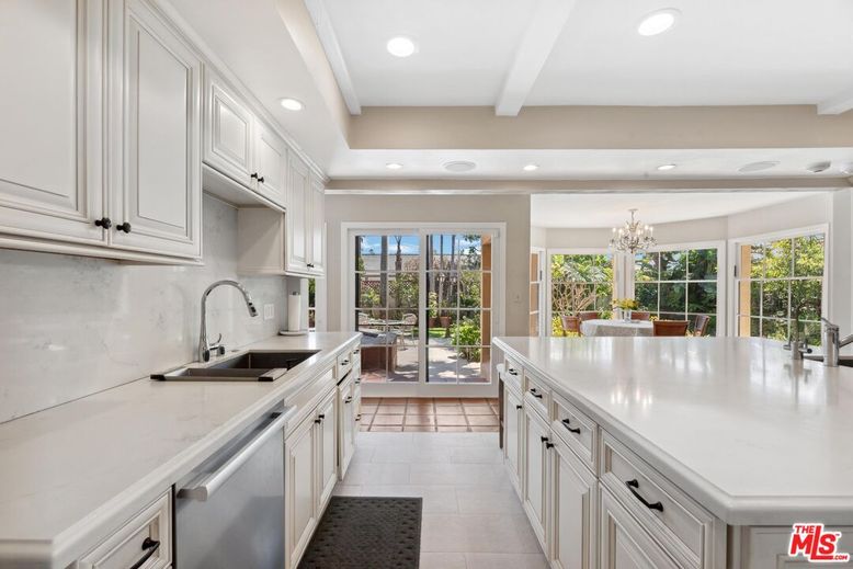 Chandelier, Dining room, Interior, Kitchen, Recessed Lighting, Stainless Steel Appliances