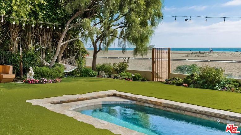 Exterior, Pool, Water
