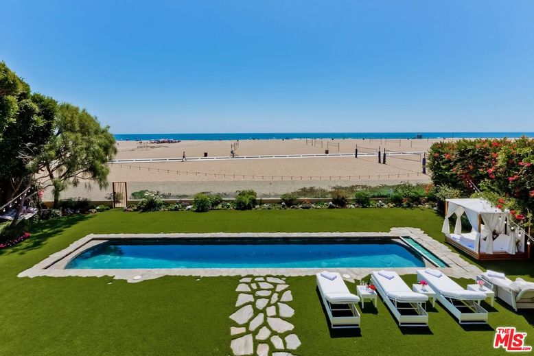 Exterior, Pool, Water